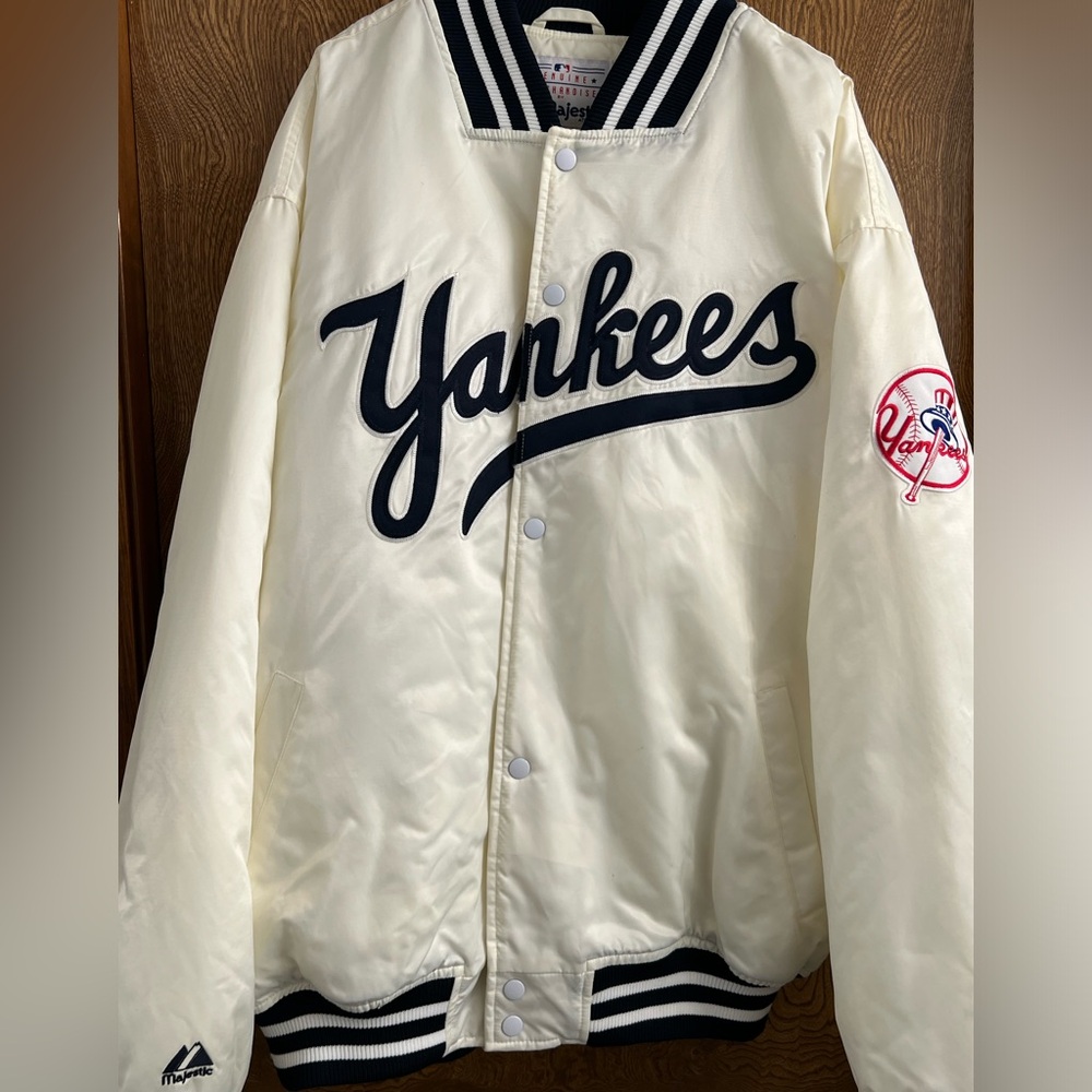 New York Yankees Majestic White Dugout Satin Bomber Jacket. Size XXL